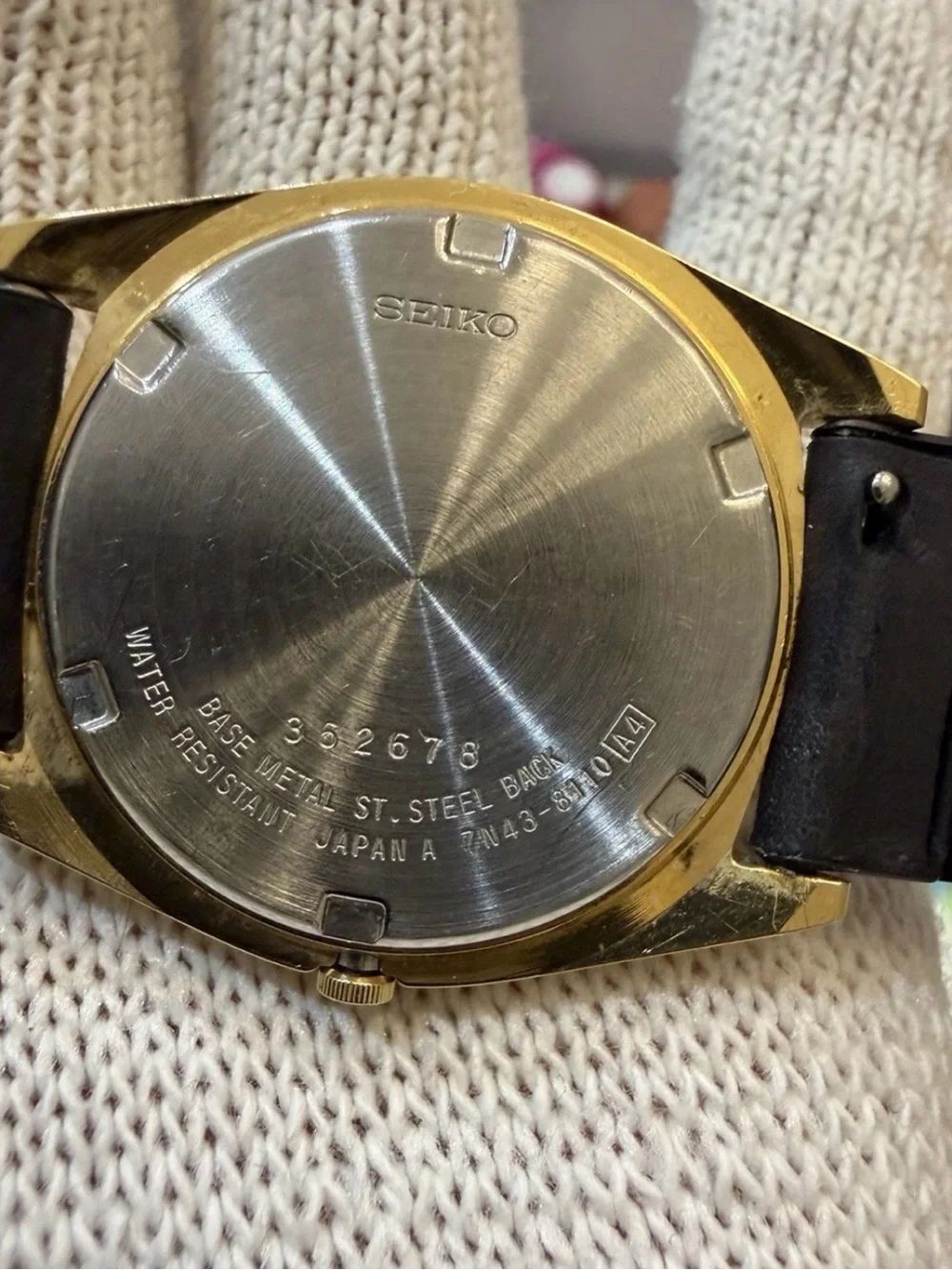 Vintage Seiko 7N43-8A10 Mens Gold Tone Fluted Bezel Black Dial Quartz Watch Day